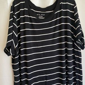 Tshirt dress in black and white striped.